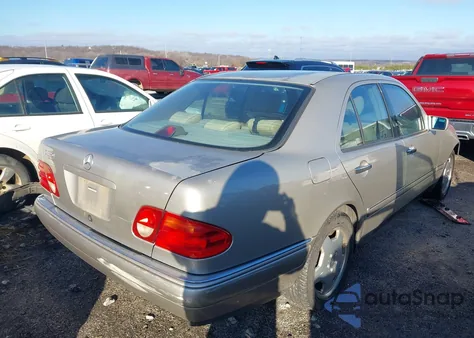 1998 Mercedes-Benz E 320 z USA, uszkodzony, nr VIN WDBJF65F0WA644098